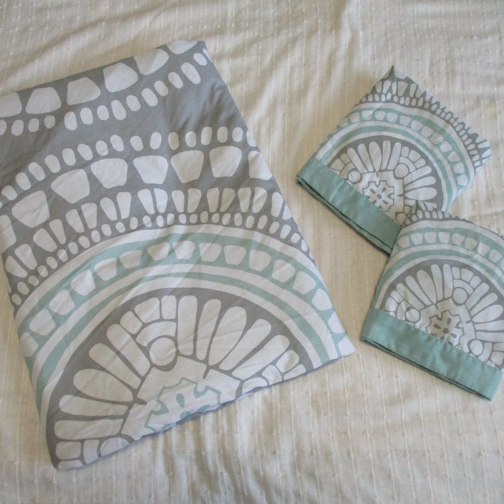 Full size duvet cover and 2 pillow shams